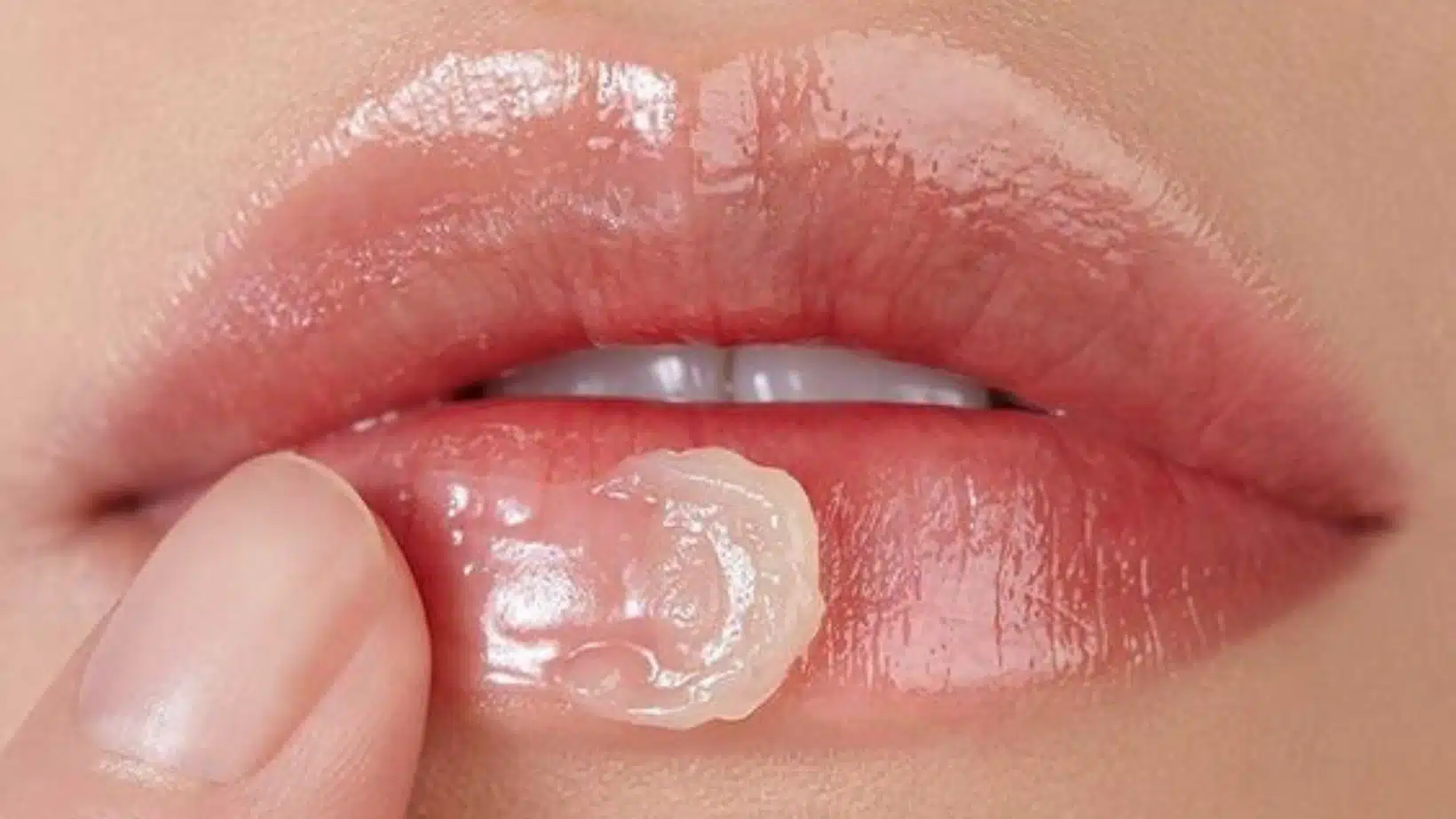 Bálsamo labial y contorno de ojos.